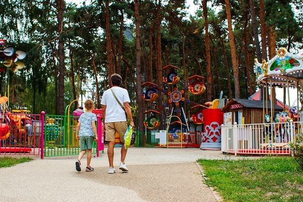 Рядом с игровой площадкой для самых маленьких детей – небольшой парк аттракционов, тоже рассчитанный на малышей