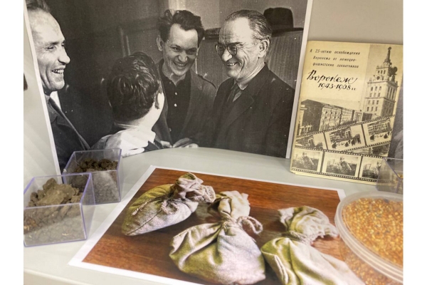 Мешочки с просом, выведенным Гавриилом Николаевичем, хранит его дочь Надежда.