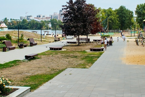 Прошло больше десяти лет, но скамейки и сегодня в хорошем состоянии. Потому что грамотно выбирали, отдав предпочтение антивандальным, тяжелым конструкциям