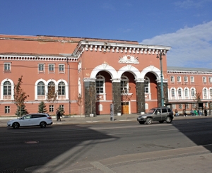 В 1875 году на проспекте Революции открылось учебное заведение – женская Мариинская гимназия. Сейчас это Дом молодежи.